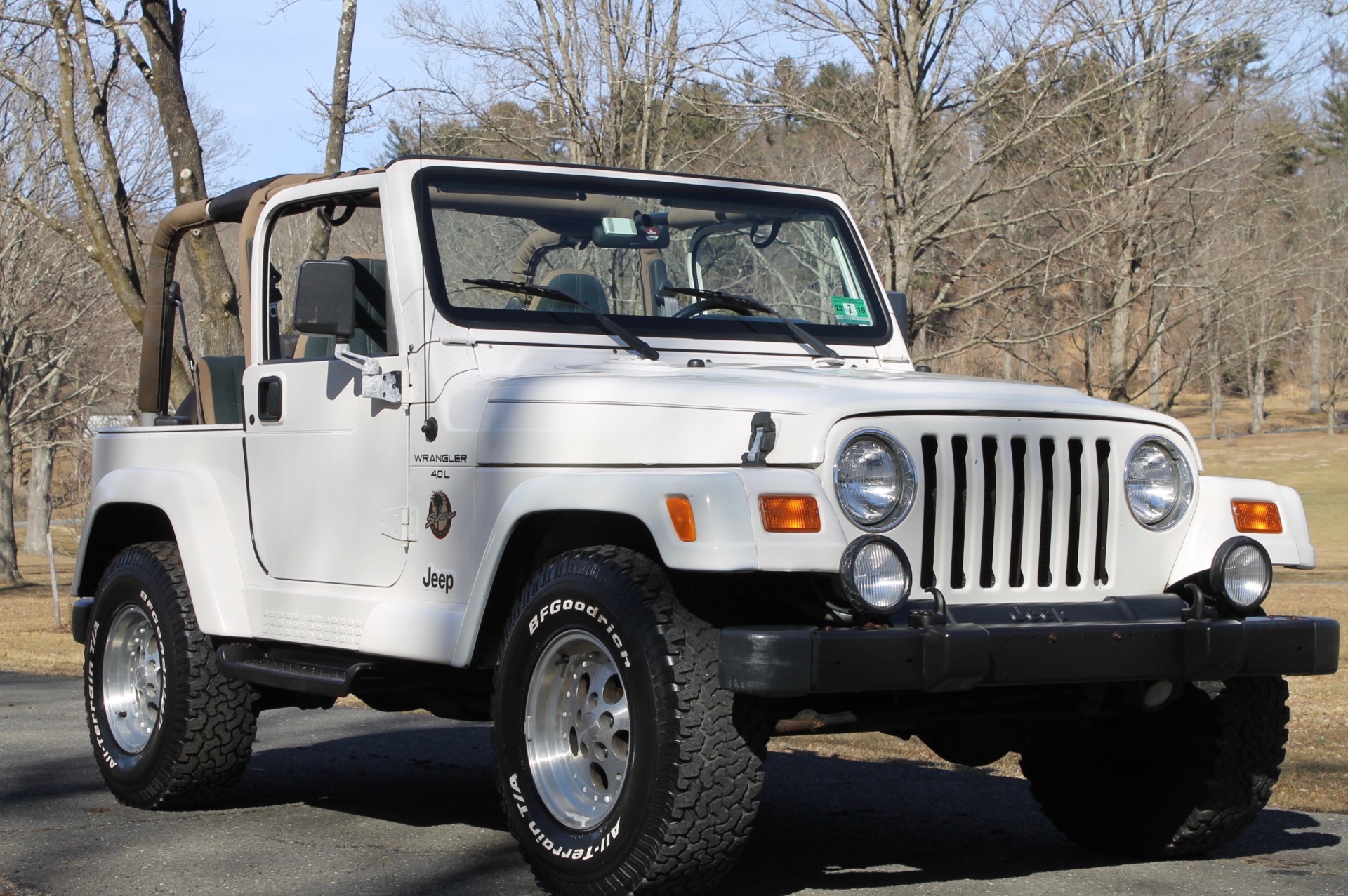 Total 82+ imagen 1999 jeep wrangler sahara white