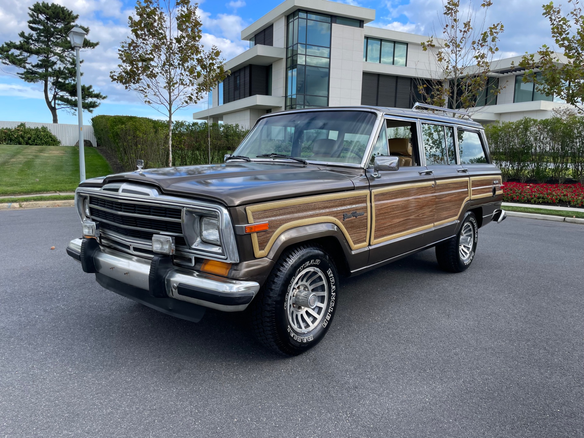 1987 Jeep Grand Wagoneer 